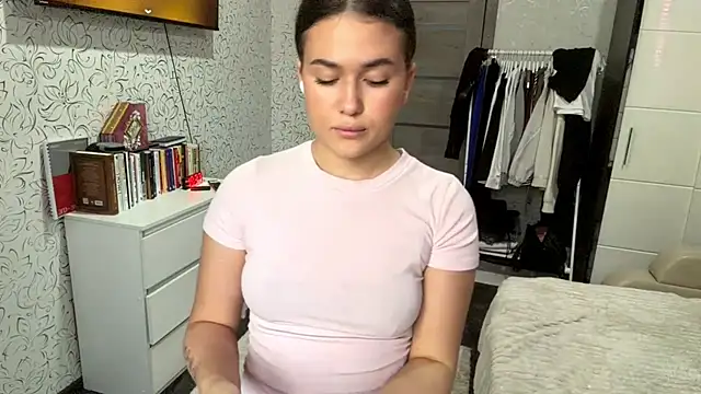 JoycelynUrion online show from April 20, 10:40 am