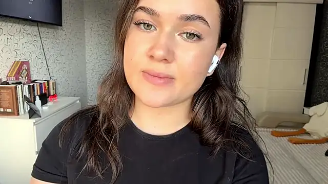 JoycelynUrion online show from April 23, 10:44 am