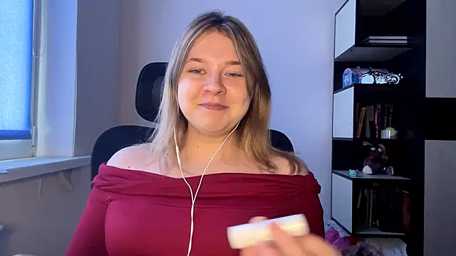 TomikoPfau online show from April 21, 7:37 am