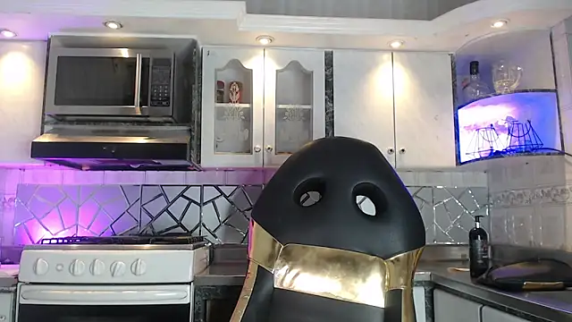 CrisOzzz online show from April 26, 5:43 pm