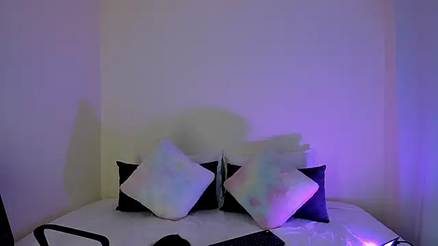 MIAA ROBERTSS online show from April 22, 5:26 am