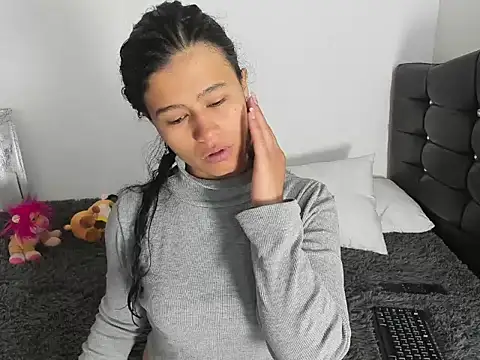 LatinaQueen23 online show from March 27, 1:45 pm