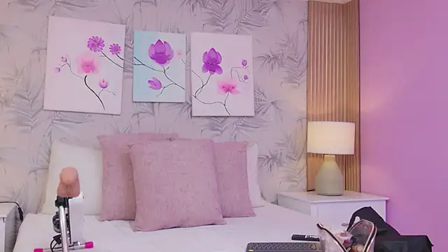 EmmaLeens online show from April 23, 12:29 pm