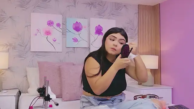 EmmaLeens online show from April 24, 12:30 pm