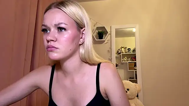 MiaCashe online show from August 8, 5:10 pm