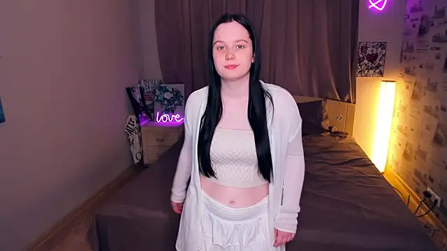 LynnaNull online show from March 7, 2:13 pm