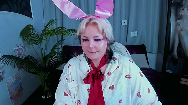 HwasaMoore online show from February 25, 1:31 pm