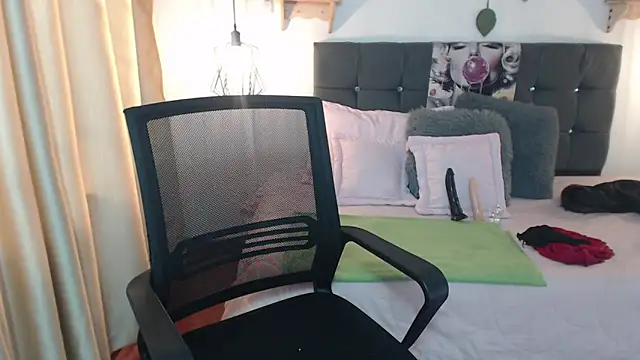 Emma hassani online show from April 7, 1:57 pm