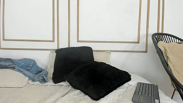 emily gaviria1 online show from April 25, 1:41 pm