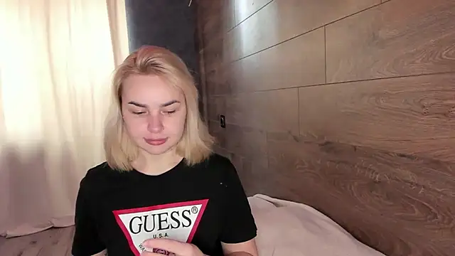 AmmyLuu online show from April 19, 10:37 am