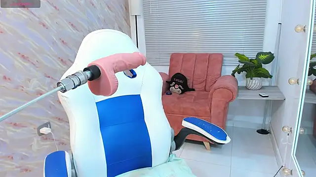 PreettyMoon online show from March 10, 7:40 pm