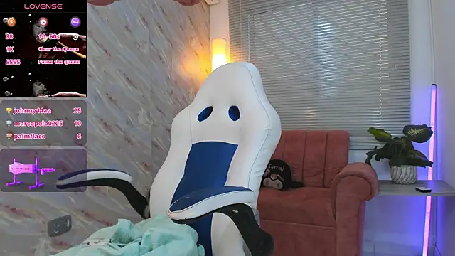 PreettyMoon online show from March 7, 8:05 pm