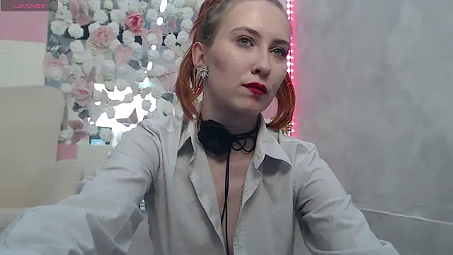 EmberLuna  online show from April 24, 9:39 pm