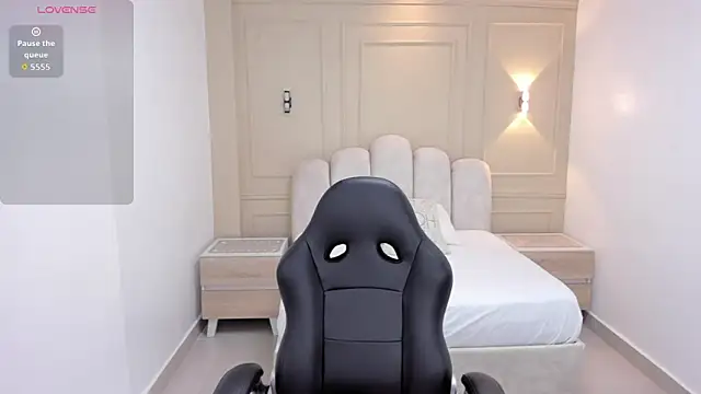 LESLYSIMPSON online show from April 7, 7:49 pm