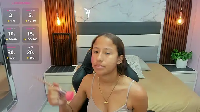 LESLYSIMPSON online show from March 16, 7:18 pm