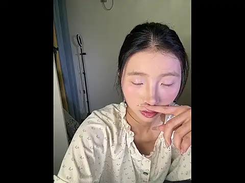 Y--F--LOVE online show from April 22, 3:20 pm