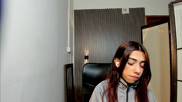 CharlotteKing8 online show from March 8, 11:36 am