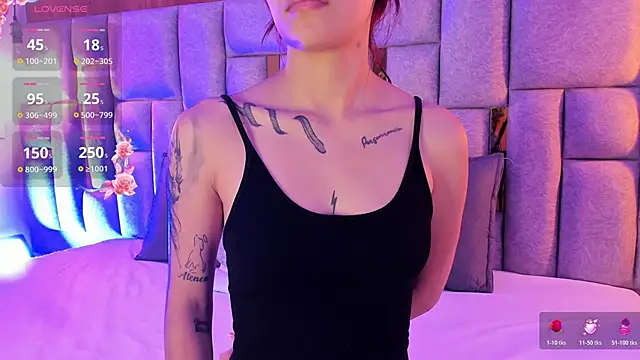 camilaa smith  online show from April 23, 7:49 pm