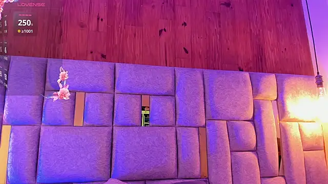 camilaa smith  online show from April 20, 7:50 pm