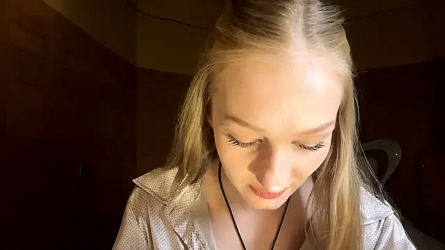 Anika Socutehe online show from April 20, 9:40 pm