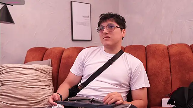 Mia and Belmonth online show from April 19, 6:54 pm