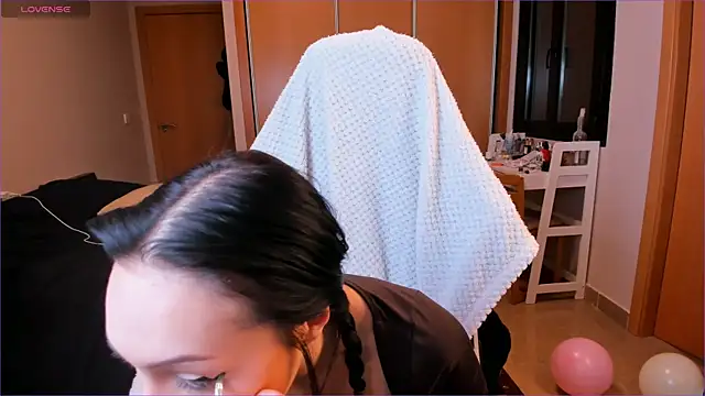 AlexaRayJoel online show from April 19, 8:36 am