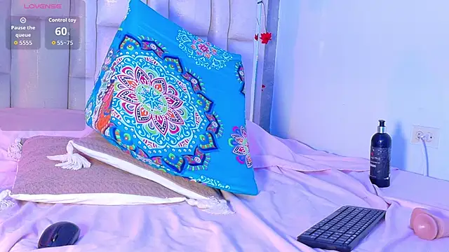 Bella-Sanders online show from April 25, 12:41 pm