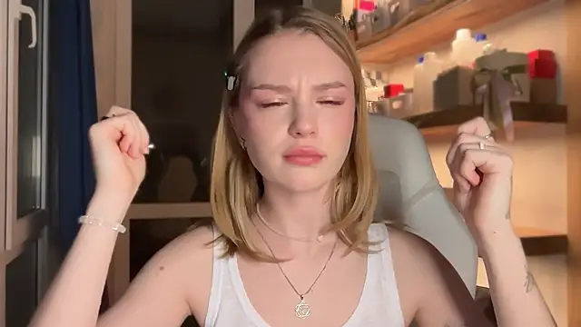 cyberl0ve  online show from April 29, 5:30 pm