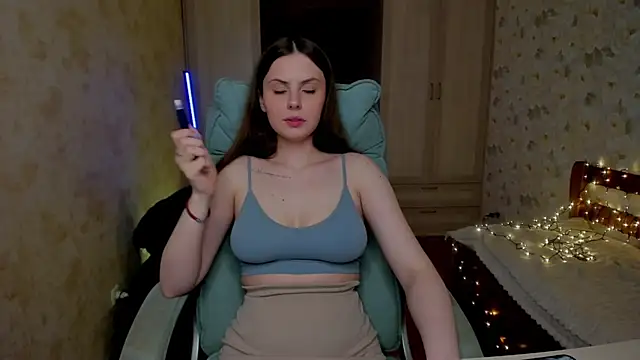 LoraTempt online show from April 19, 6:21 pm