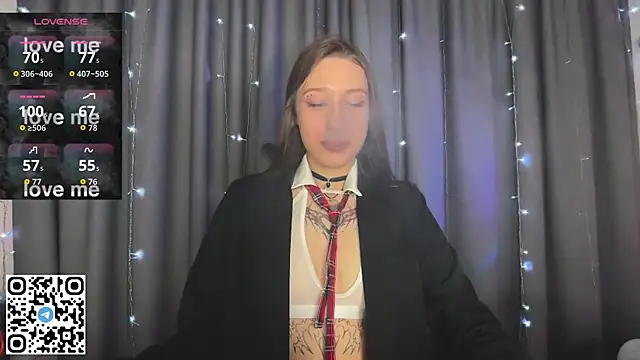 Emma Willson online show from April 27, 1:52 pm