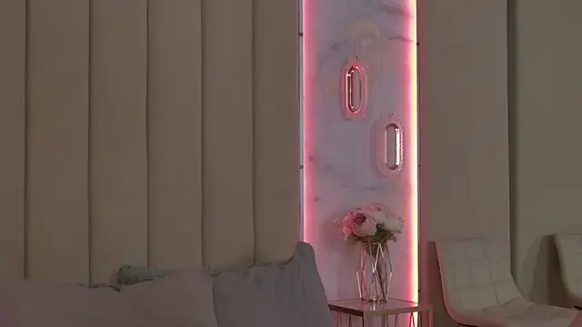 JuliaHotty  online show from April 24, 5:16 pm