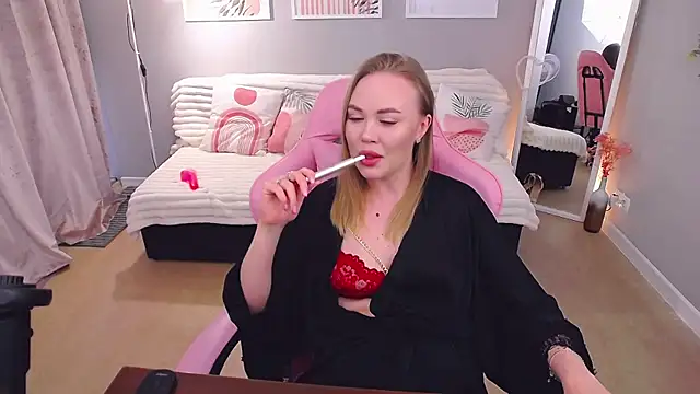 HannahWillow online show from April 24, 12:30 pm