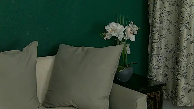 SkinnyNatty online show from April 26, 3:48 am