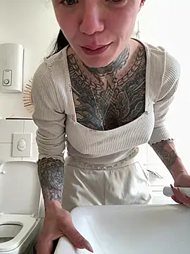 SkinnyLilly online show from April 26, 11:19 am