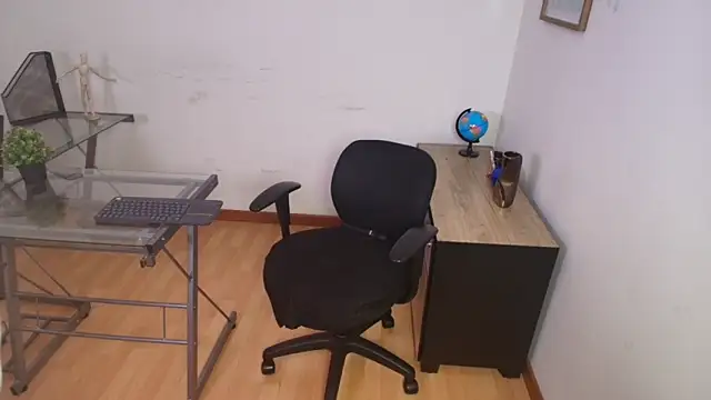 Jade Agliyah  online show from April 25, 3:31 am