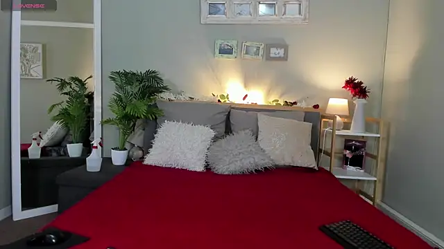 NaughtyTyra online show from June 10, 8:24 am