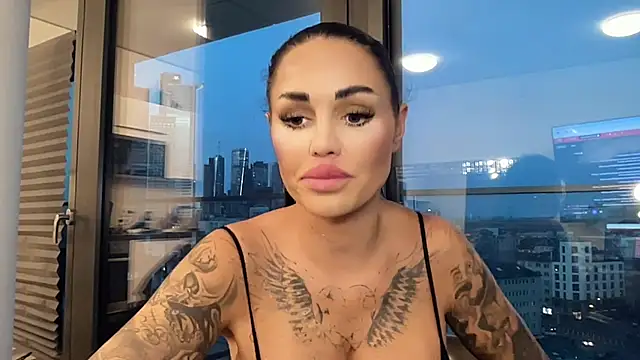 AMBER HARD online show from April 4, 6:18 pm