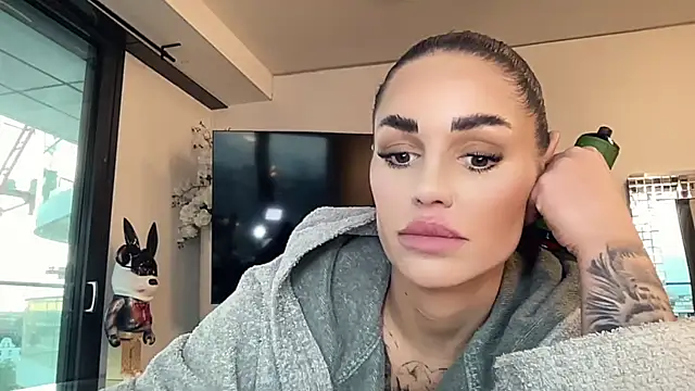 AMBER HARD online show from April 16, 6:07 pm