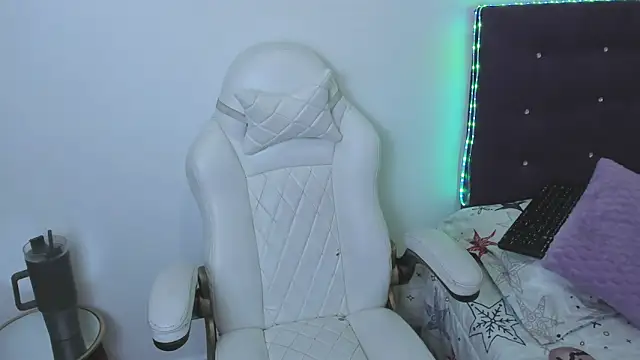 madelinesquirt online show from April 24, 7:05 pm