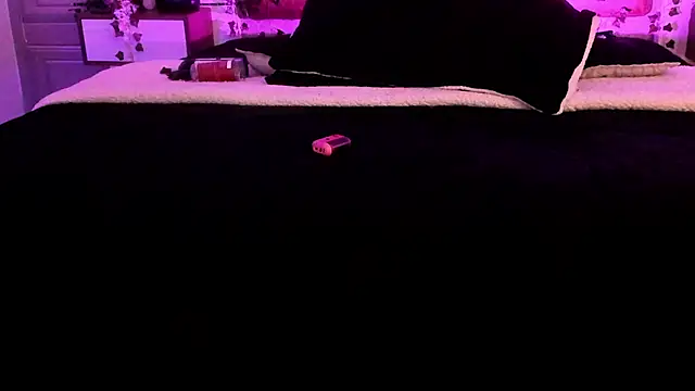 Vickmoon online show from March 7, 8:05 pm