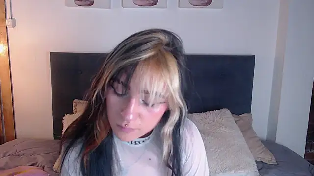 melodygirl2   online show from April 16, 7:57 pm