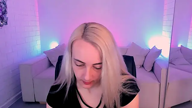 CarolMoor online show from April 1, 9:10 am