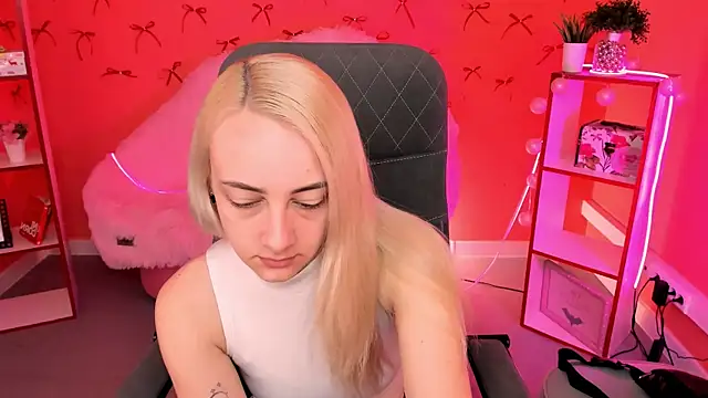 CarolMoor online show from March 30, 9:20 am