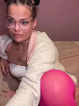 EmiliaSunx online show from March 11, 8:33 pm