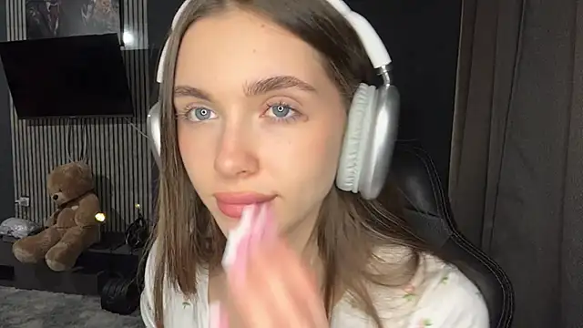 Veluxe online show from April 6, 4:30 pm