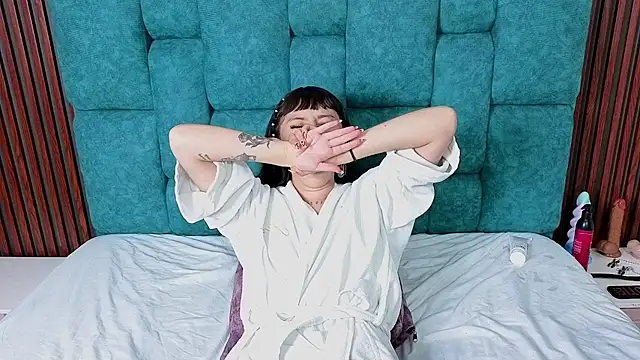 AnnieHiper online show from April 16, 8:08 pm