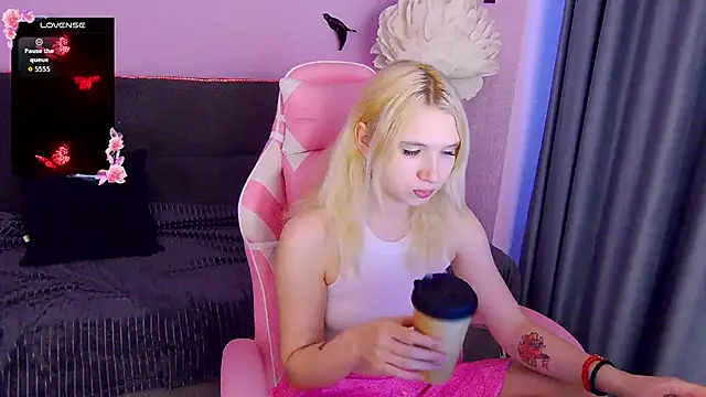 Naomi Blondie online show from March 18, 3:11 am