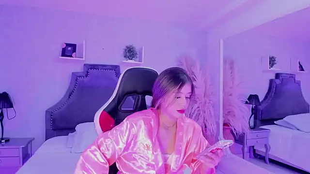 EmilyJohnsoon online show from April 25, 2:47 pm