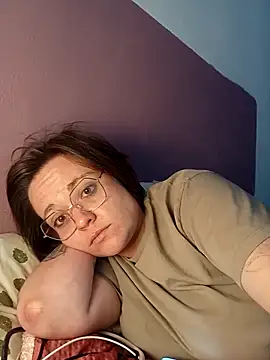 LauraRaven online show from April 28, 12:41 am