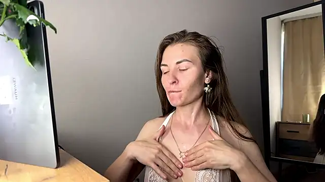 LauraJess  online show from April 24, 12:30 pm